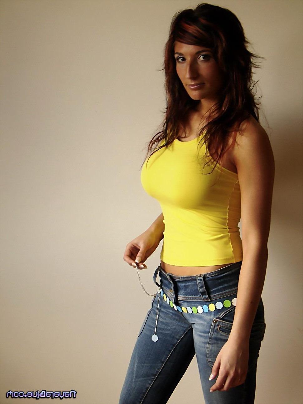 20P Pictures of Nayara Blue showing off her hot ass