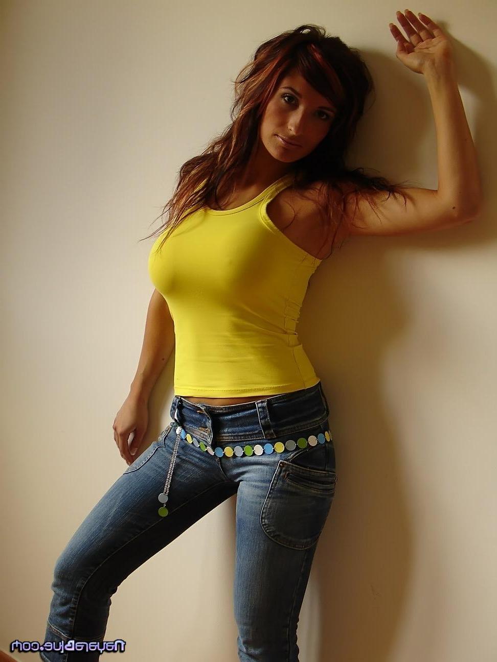 20P Pictures of Nayara Blue showing off her hot ass