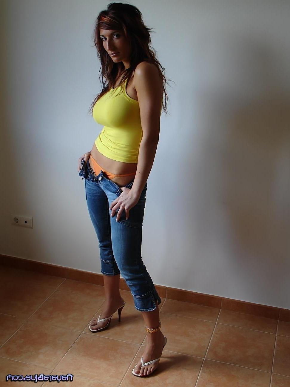 20P Pictures of Nayara Blue showing off her hot ass