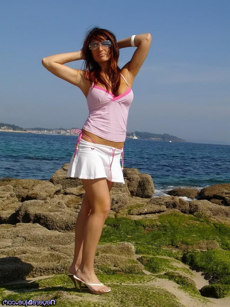 20P Pictures of Nayara Blue exposing her big tits outside