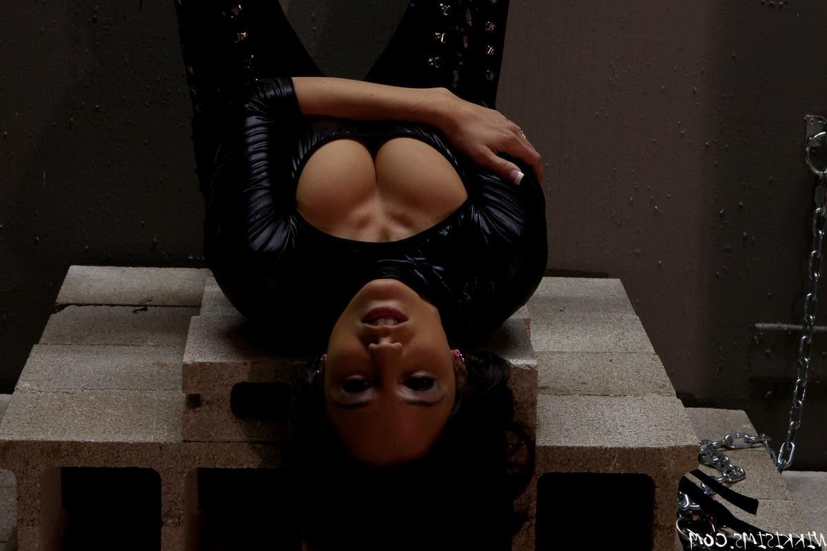 15P Busty babe Nikki puts on leather pants and chains herself up for you