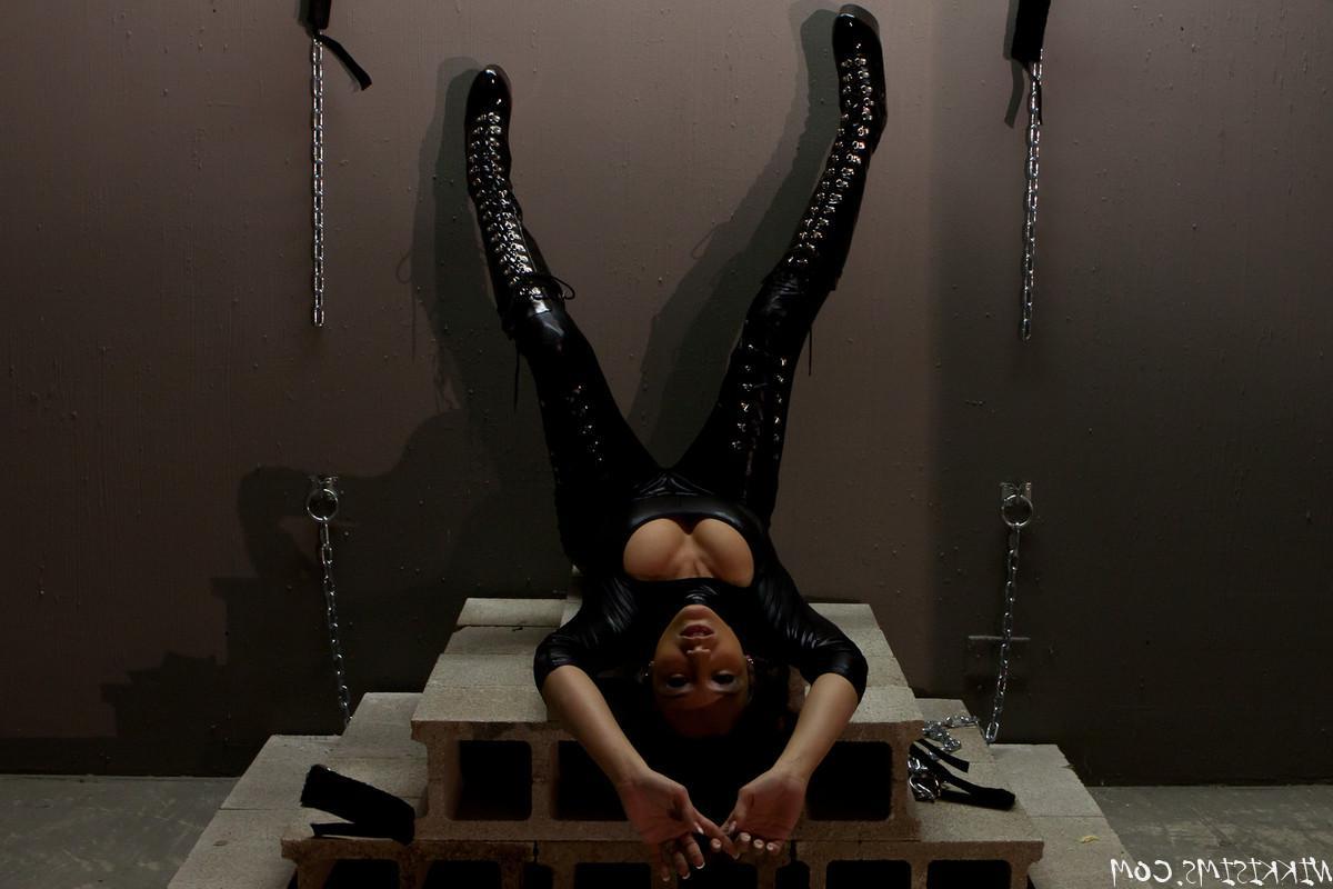15P Busty babe Nikki puts on leather pants and chains herself up for you
