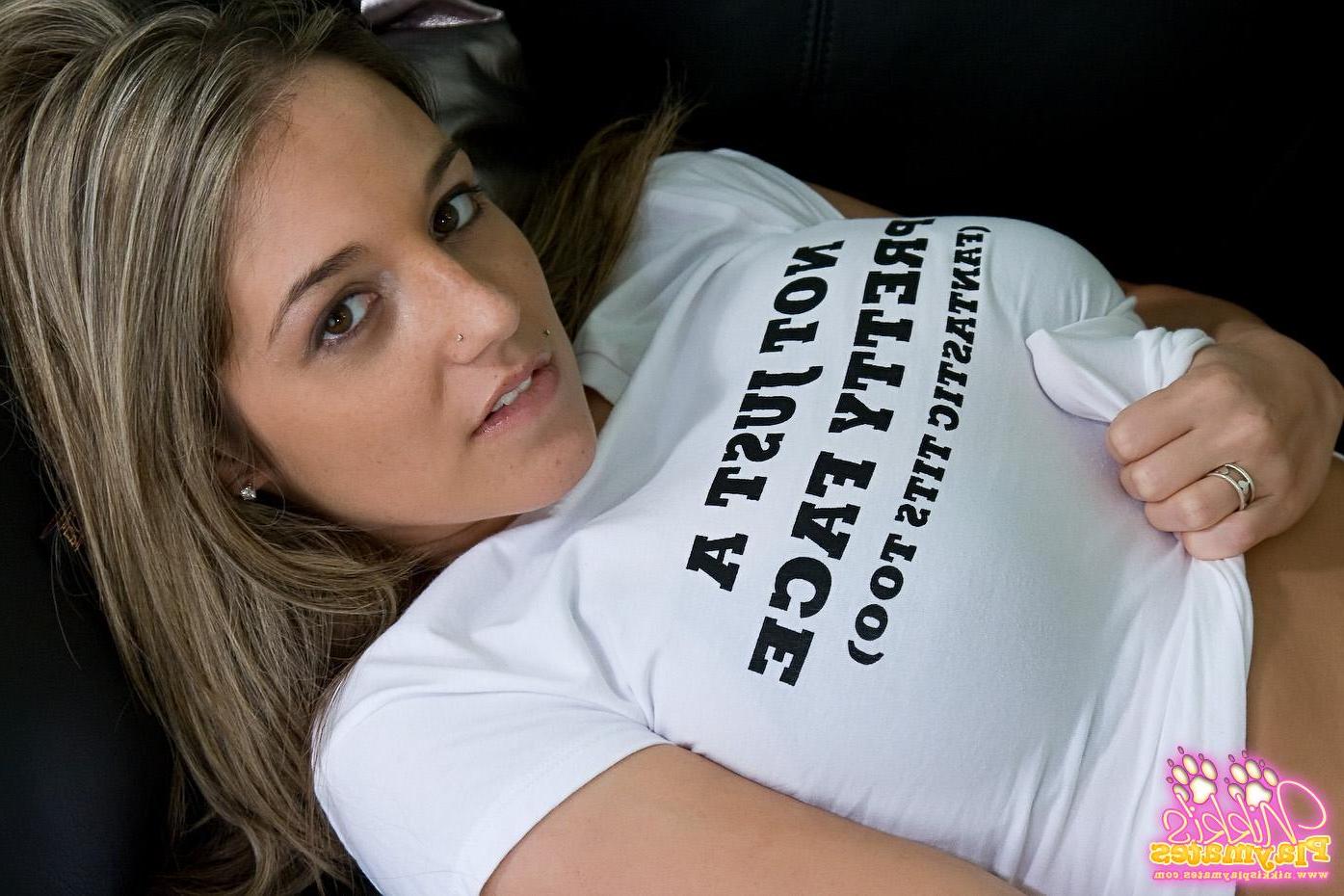 15P Photos de la jeune porno Nikki Sims exhibant ses seins dans une chemise mouillée