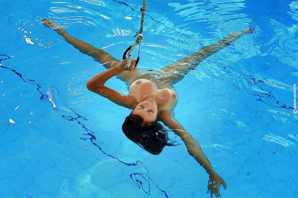 11P Nude Water Beauty