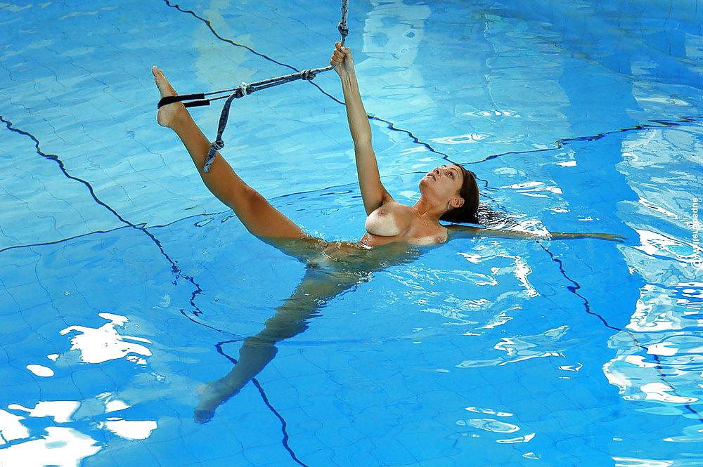 11P Nude Water Beauty