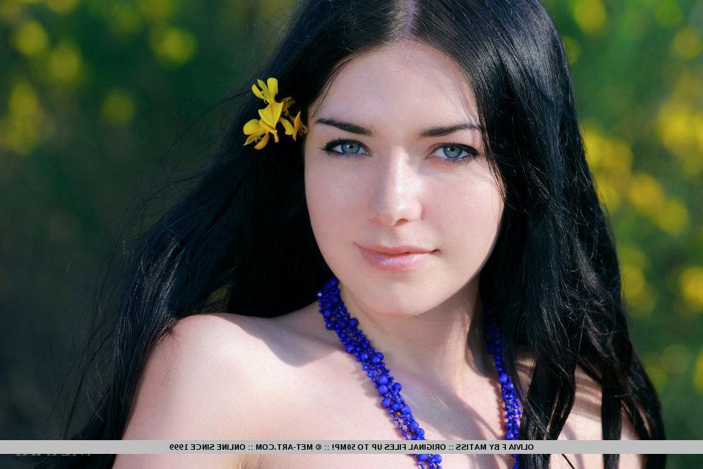 18P Pictures of teen beauty Olivia F showing her perfect pussy outside