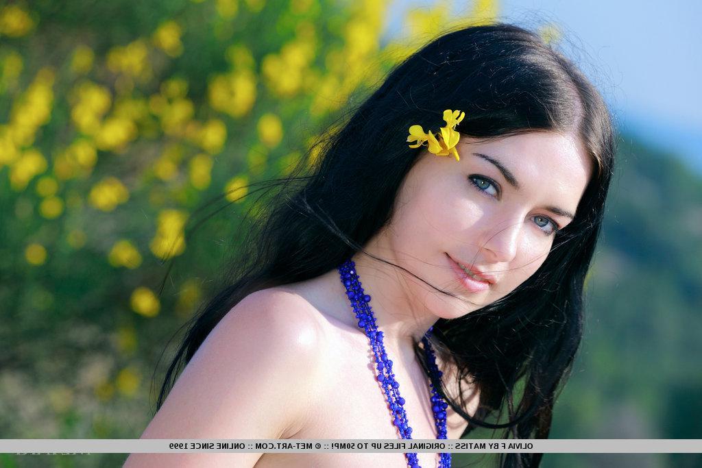 18P Pictures of teen beauty Olivia F showing her perfect pussy outside
