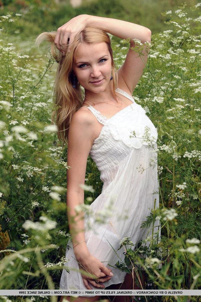 18P Pictures of teen beauty Orvelia O enjoying her nudity in the garden