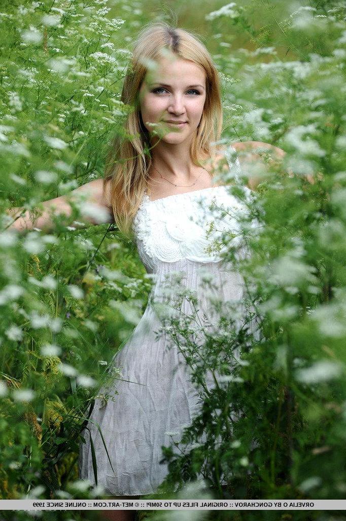 18P Pictures of teen beauty Orvelia O enjoying her nudity in the garden