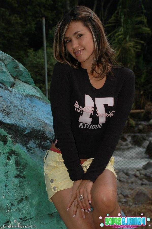 15P Pictures of Pamela Spice toying her wet pussy