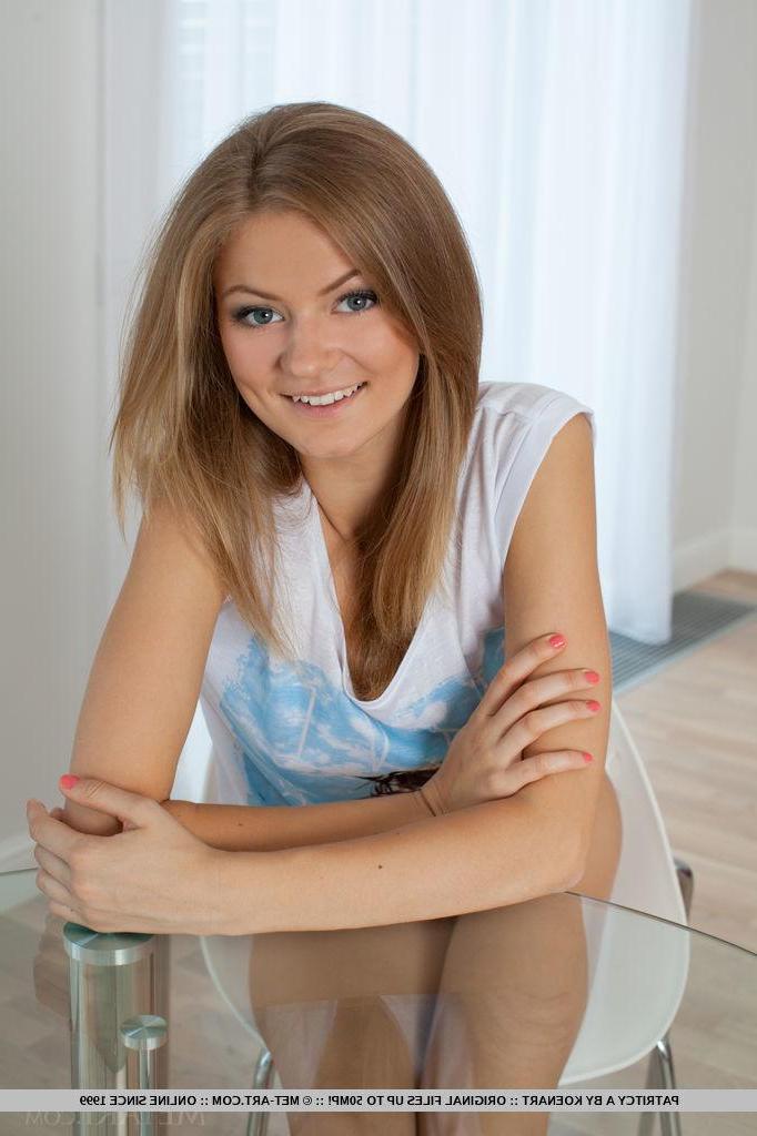 18P Blonde hottie Patritcy A strips naked just for you