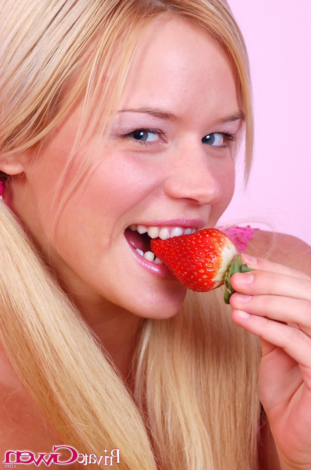 16P Pictures of Private Gwen having some fun with food