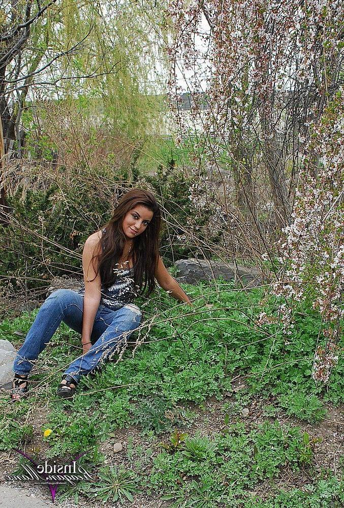 14P Pictures of teen girl Reagan Manx showing off her incredible beauty