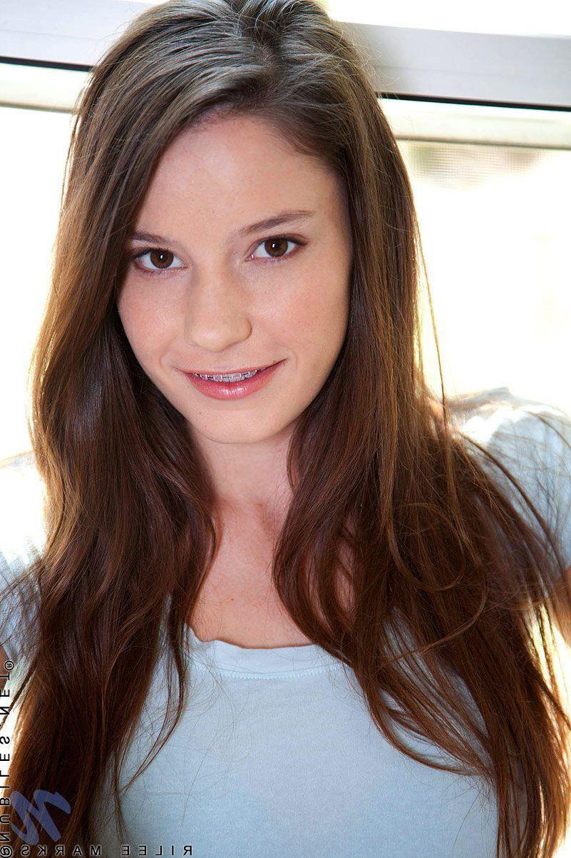 20P Pictures of Rilee Marks teasing with her beauty