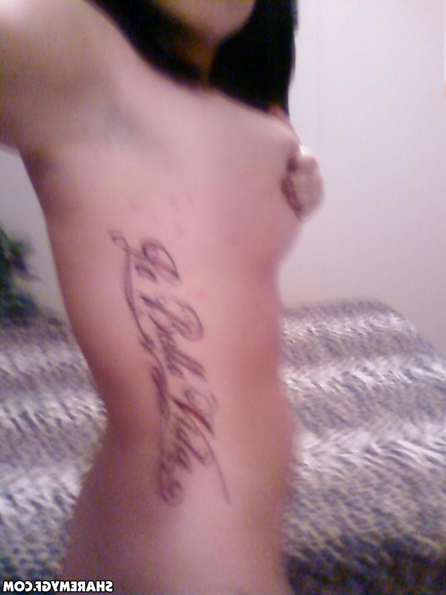 20P Brunette babe Roxy takes sexy pics of her body