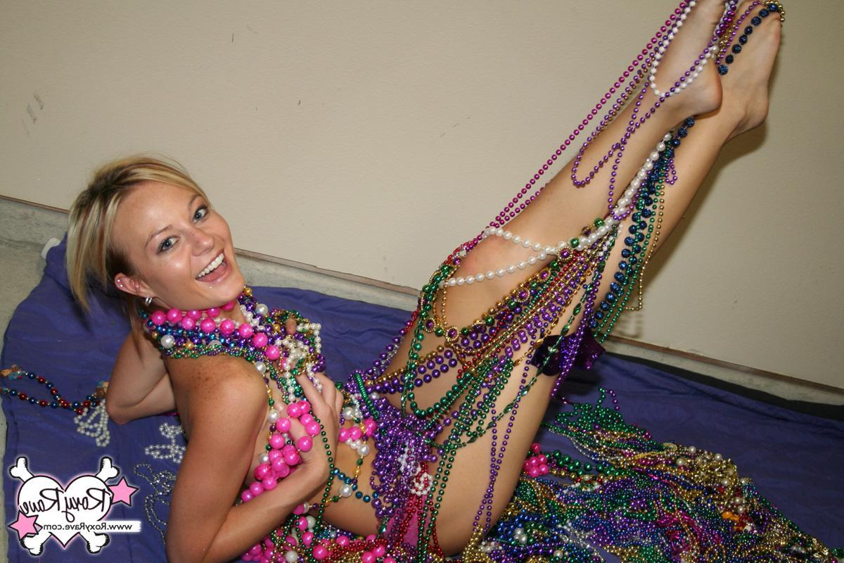 20P Pictures of teen Roxy Rave covered in beads