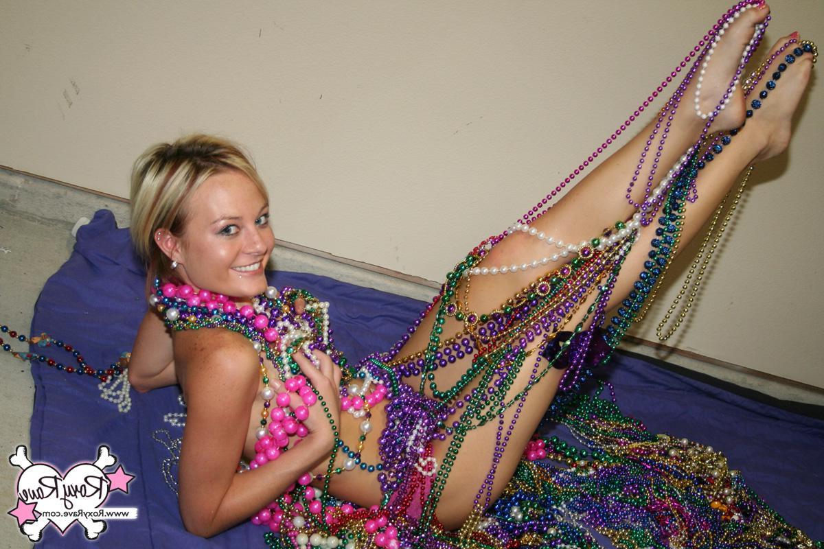 20P Pictures of teen Roxy Rave covered in beads