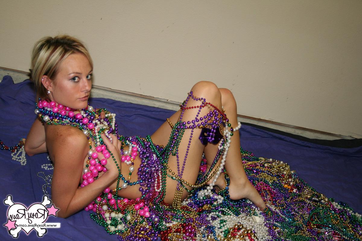 20P Pictures of teen Roxy Rave covered in beads