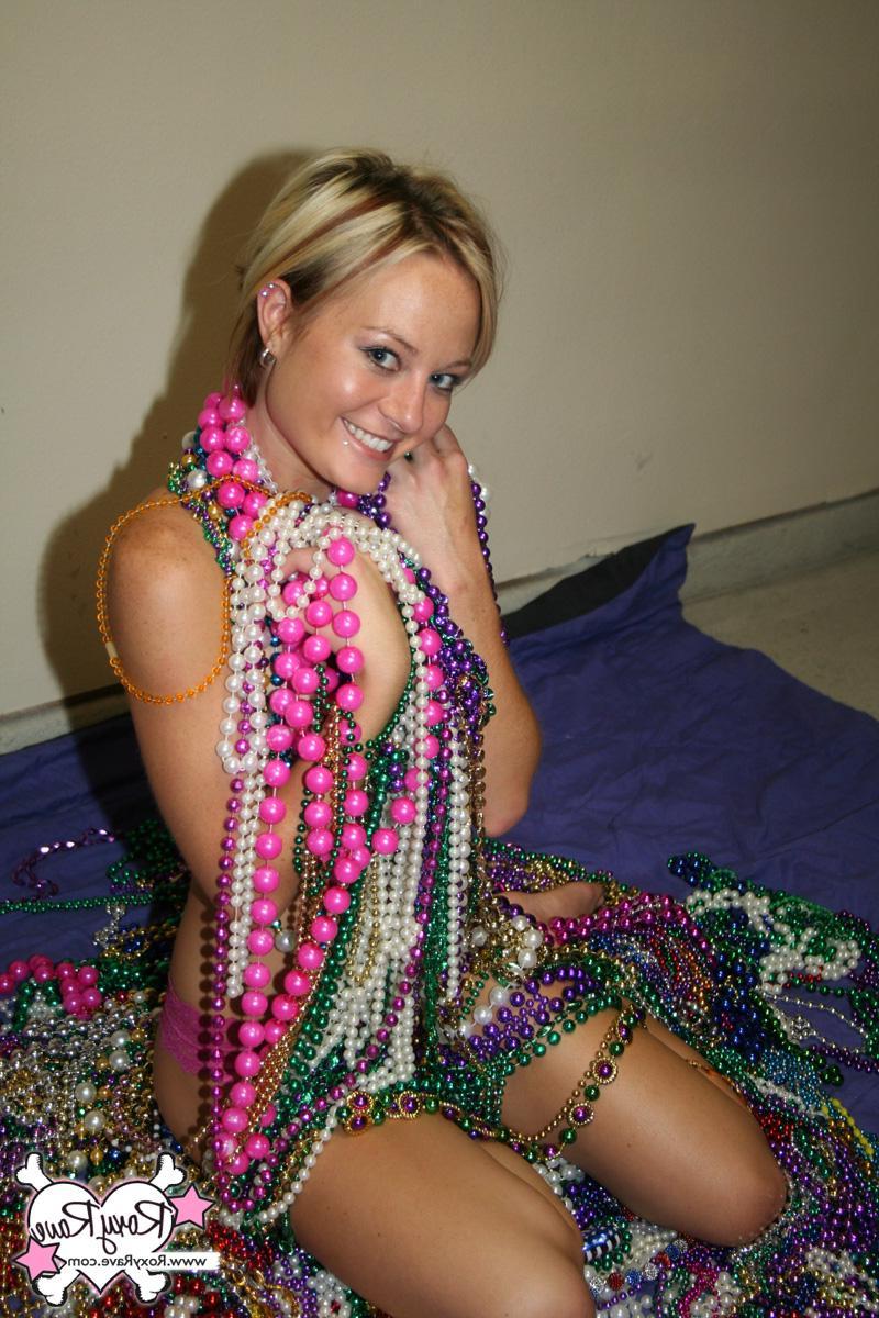 20P Pictures of teen Roxy Rave covered in beads