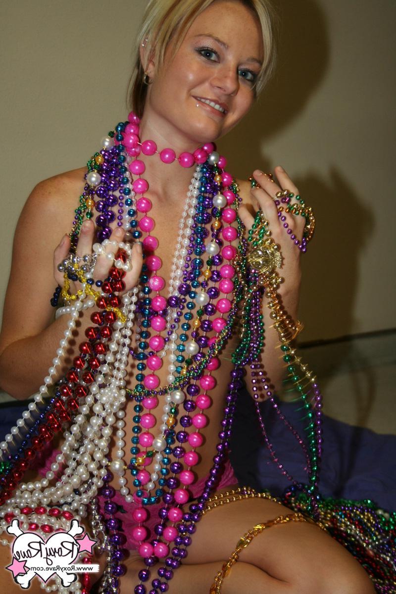 20P Pictures of teen Roxy Rave covered in beads