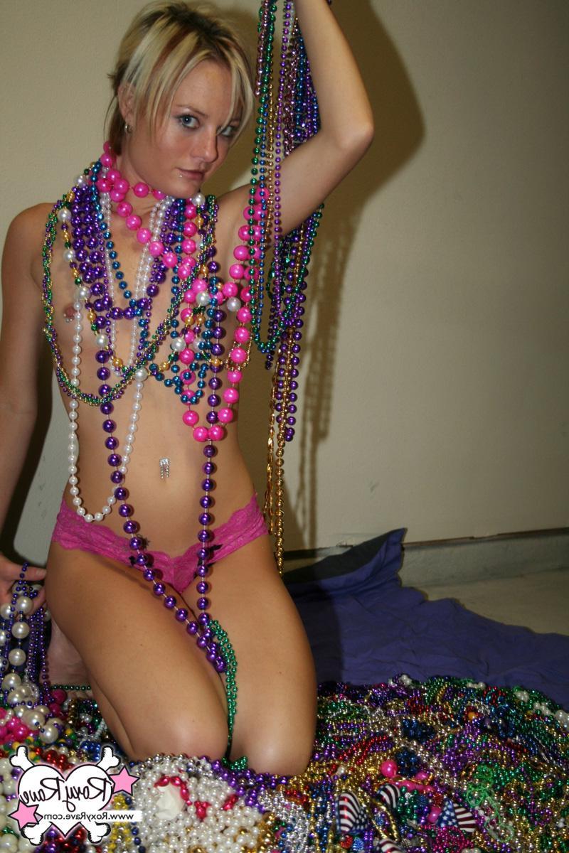 20P Pictures of teen Roxy Rave covered in beads
