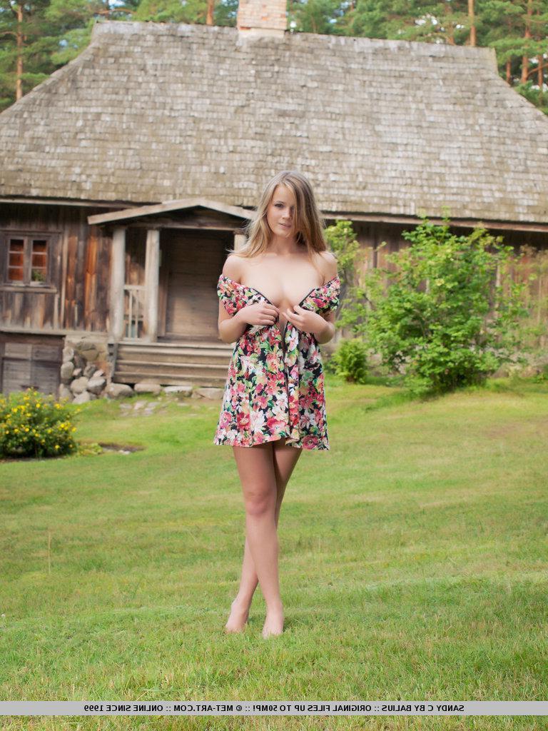 18P Pictures of teen beauty Sandy C getting naked outside