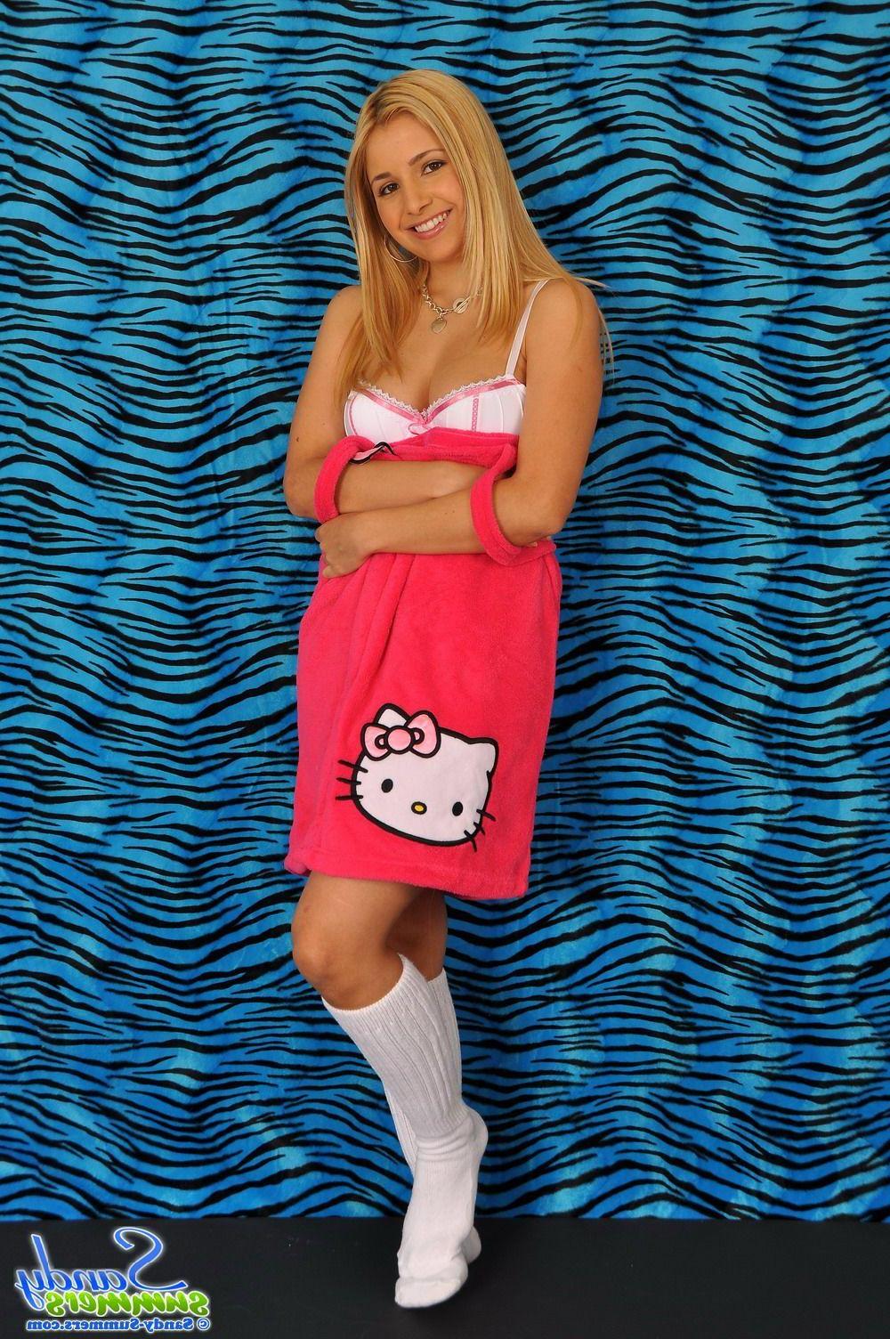 20P Pictures of Sandy Summers toying her wet teen pussy