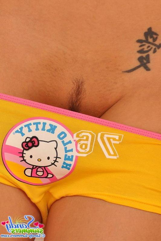 20P Pictures of Sandy Summers toying her tight pussy