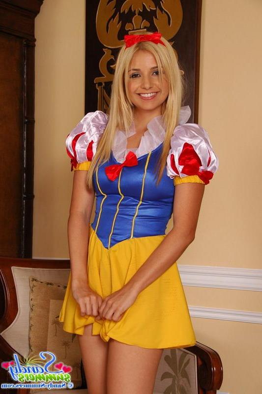 20P Pictures of teen nympho Sandy Summers showing you what snow white could have bee