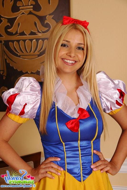 20P Pictures of teen nympho Sandy Summers showing you what snow white could have bee