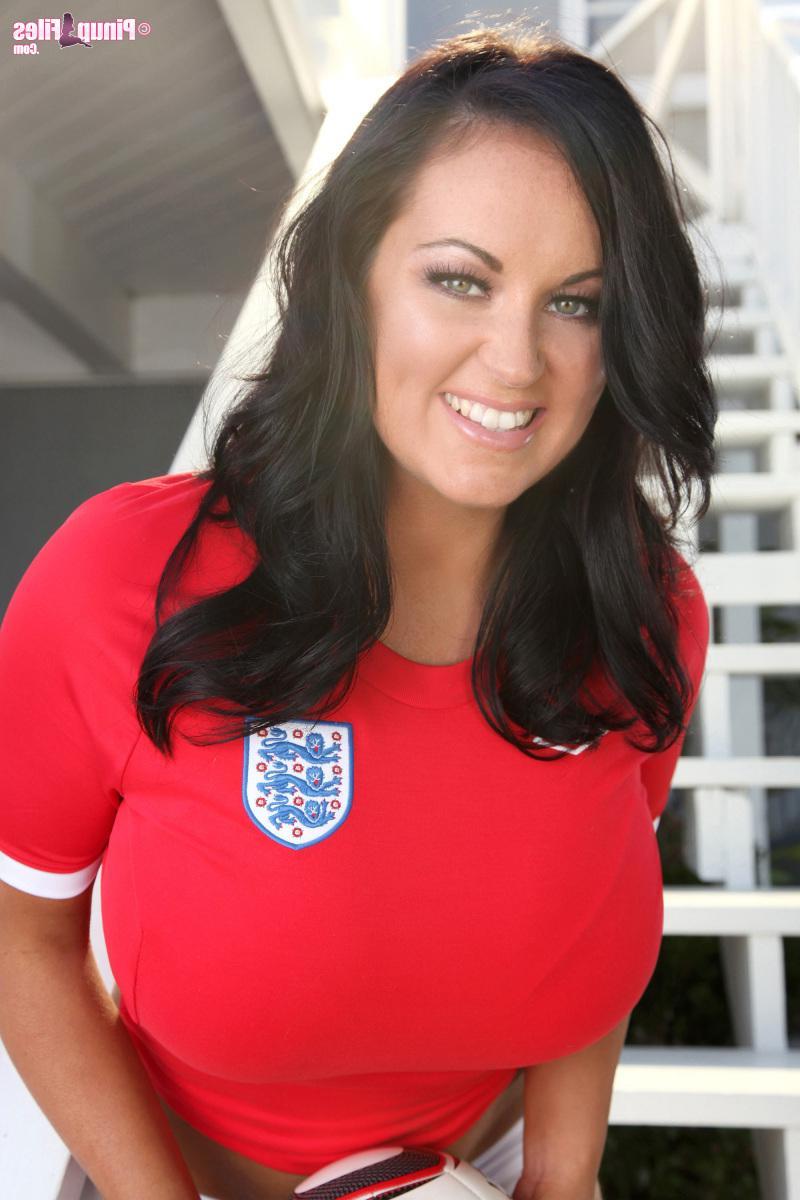 15P Busty babe Sarah Randall shows you her massive jugs