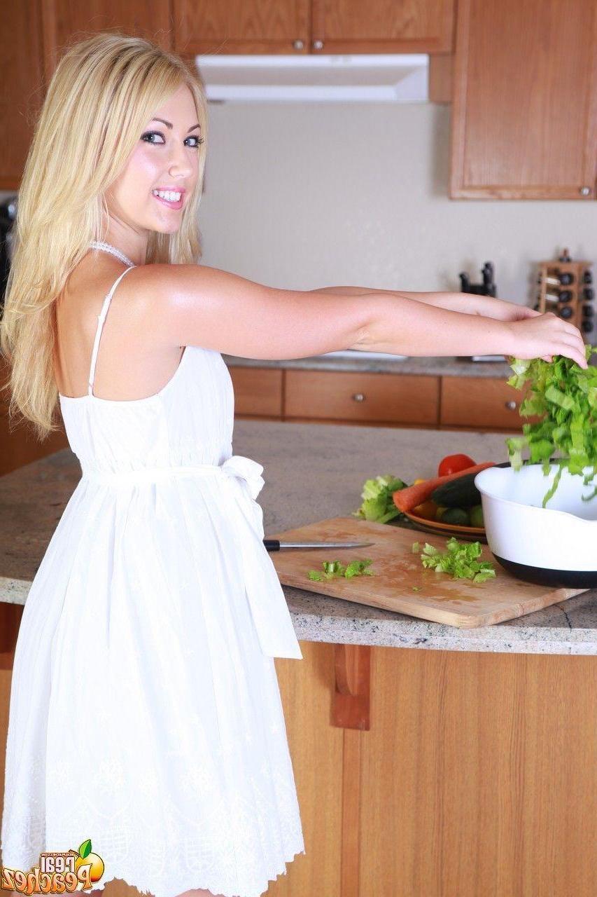 15P Pictures of teen babe Real Peachez fucking herself with a carrot