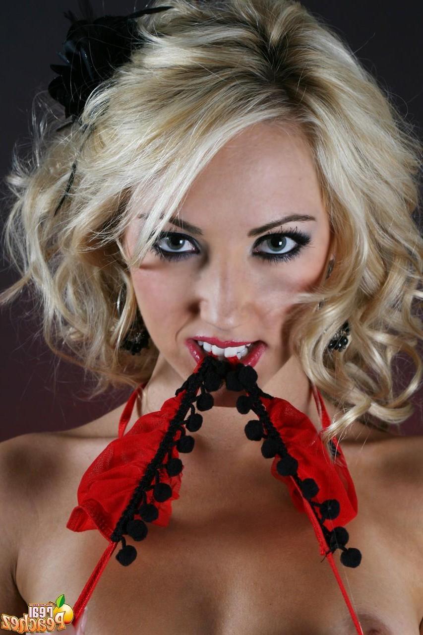15P Pictures of Real Peachez toying her pussy with a vibrator