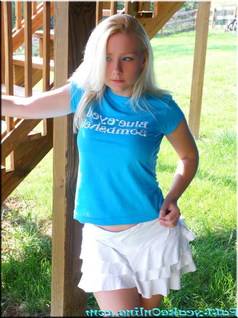 16P Pictures of Pattycake teasing in her bra outside