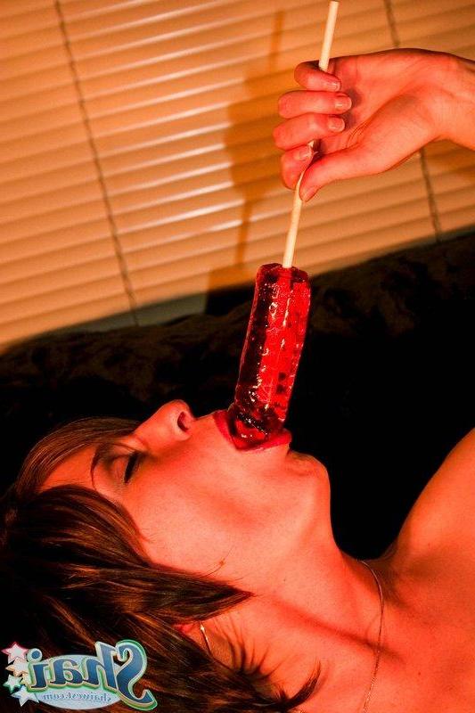 20P Pictures of Shai West fucking herself with a sucker