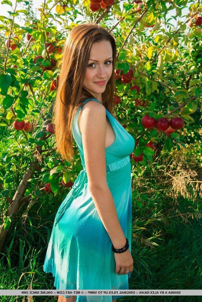 18P Pictures of teen beauty Shaina A spreading her legs in the garden