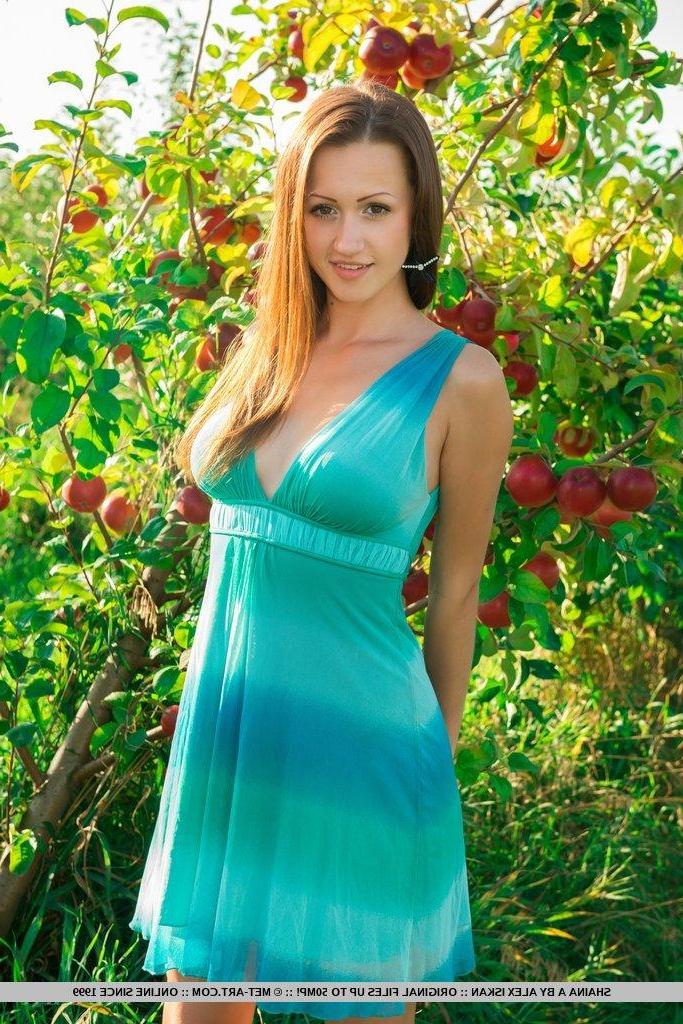 18P Pictures of teen beauty Shaina A spreading her legs in the garden