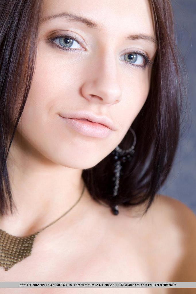 18P Pictures of teen beauty Simone B spreading her legs just for you