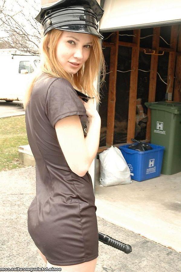 20P Pictures of a sexy cop ready to bust you