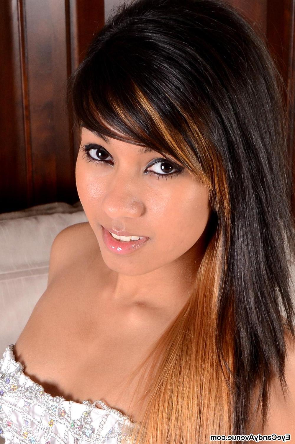 16P Hot asian beauty Soraya strips and sparkles for you in bed