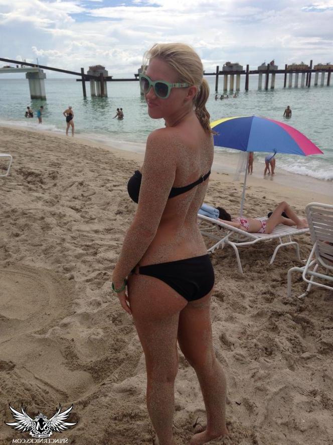 12P Blonde babe Spencer Nicks takes some hot candid shots of herself