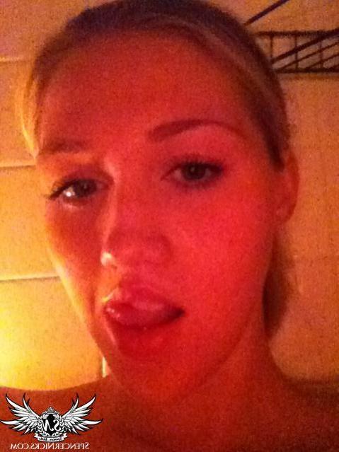 12P Blonde babe Spencer Nicks takes some hot candid shots of herself
