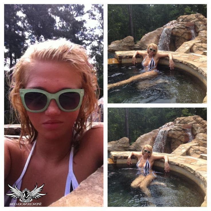 12P Blonde babe Spencer Nicks takes some hot candid shots of herself