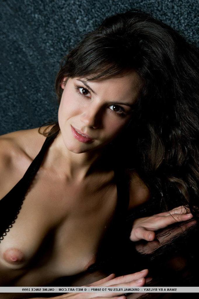 18P Pictures of teen beauty Swan A dressed in sexy black stockings