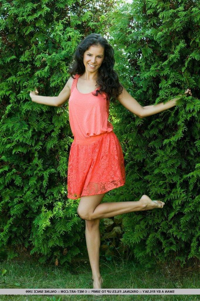 18P Pictures of teen beauty Swan A getting fully nude for you outside