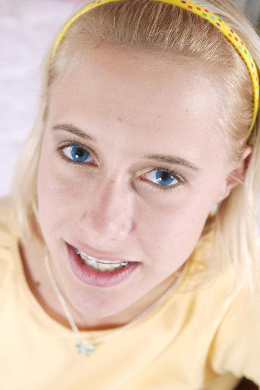 14P Pictures of teen cutie Sweet Amanda playing with a big hard ...