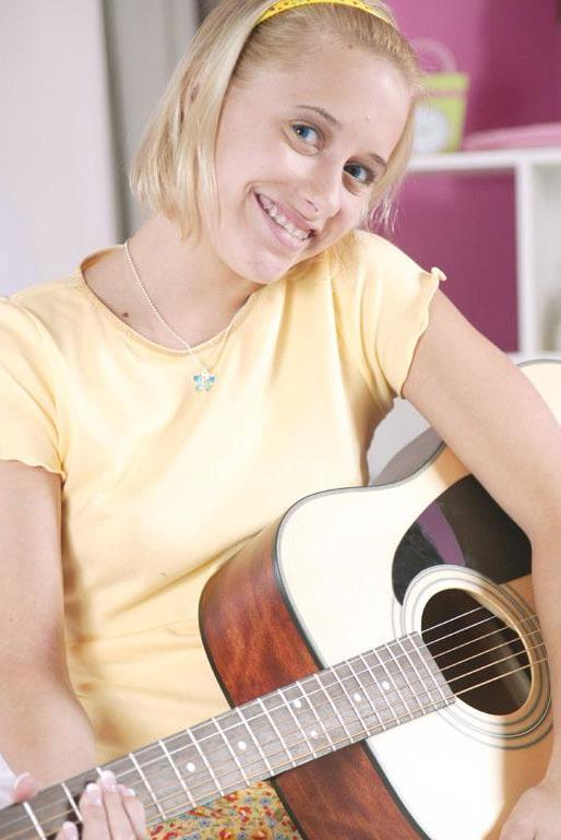 14P Pictures of teen cutie Sweet Amanda playing with a big hard ...