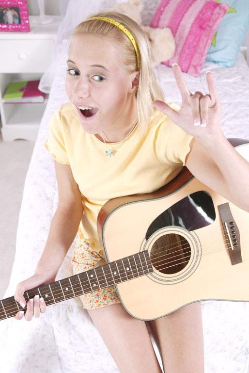 14P Pictures of teen cutie Sweet Amanda playing with a big hard ...