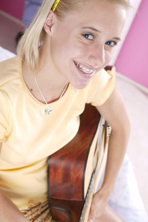 14P Pictures of teen cutie Sweet Amanda playing with a big hard ...