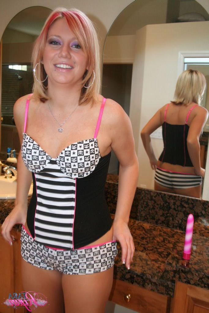 20P Pictures of teen babe Tara Ryan toying her wet pussy